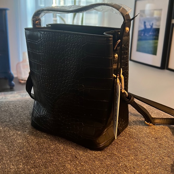 (NWT). Vegan leather bucket bag. Top handle and removable crossbody strap - Picture 1 of 4